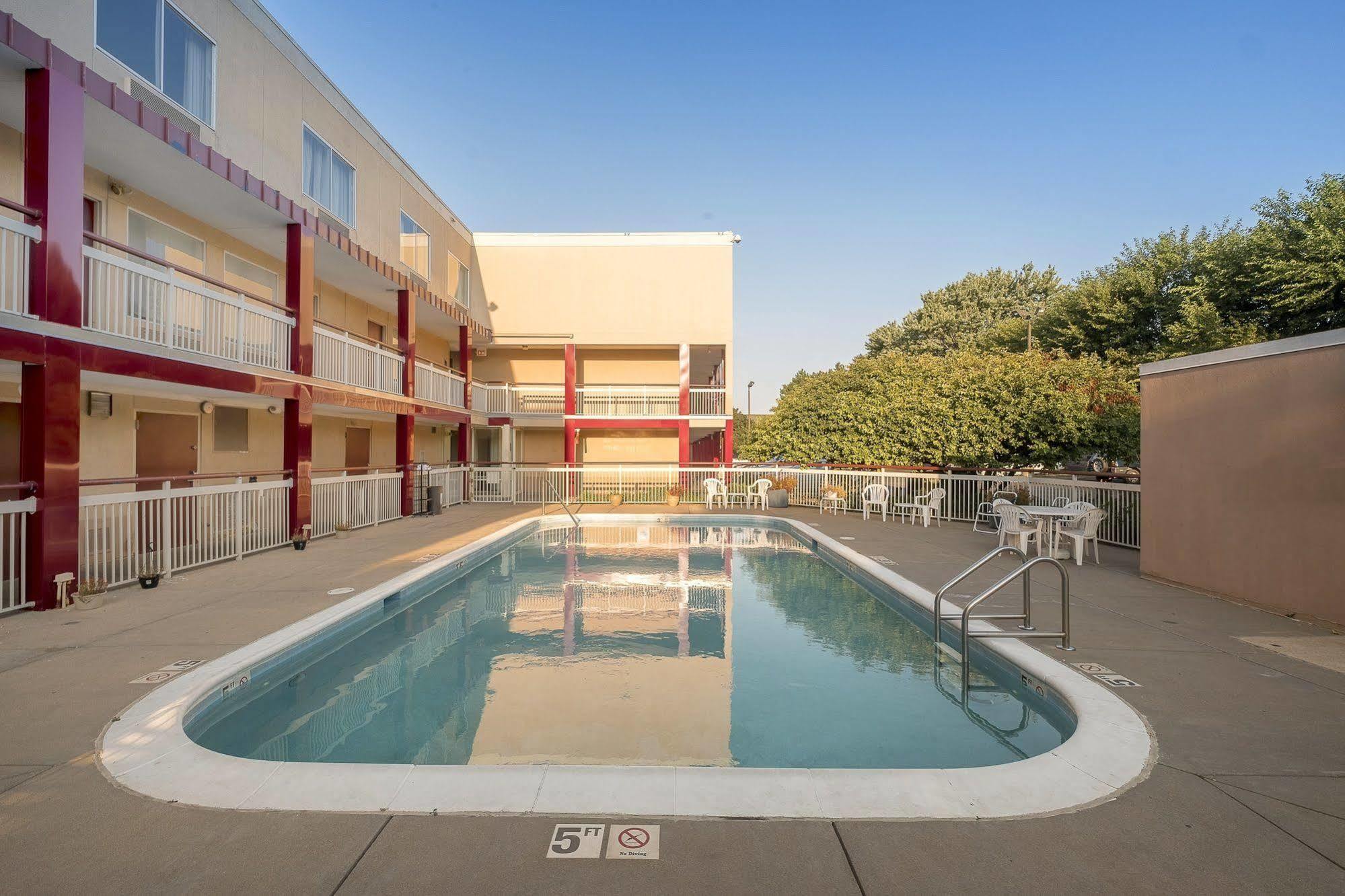 Cedar Rapids Inn 외부 사진
